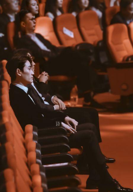 娱乐吃瓜女2号,揭秘娱乐圈幕后风云  第2张