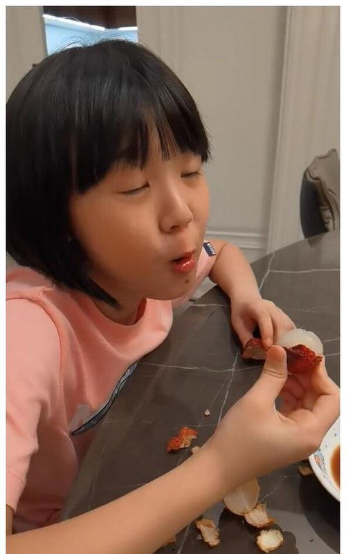 娱乐吃瓜酱小孩哥的反差感,娱乐吃瓜酱小孩哥的“双重性格”揭秘  第3张